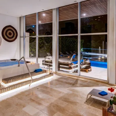 Piscina ESTELAR La Torre Suites Colombia - Medellín Piscina ESTELAR La Torre Suites Colombia - Medellín